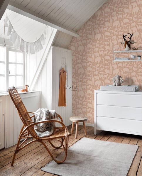 Kinderzimmer mit Rattan-Sessel, Wickelkommode und Tiermuster-Tapete