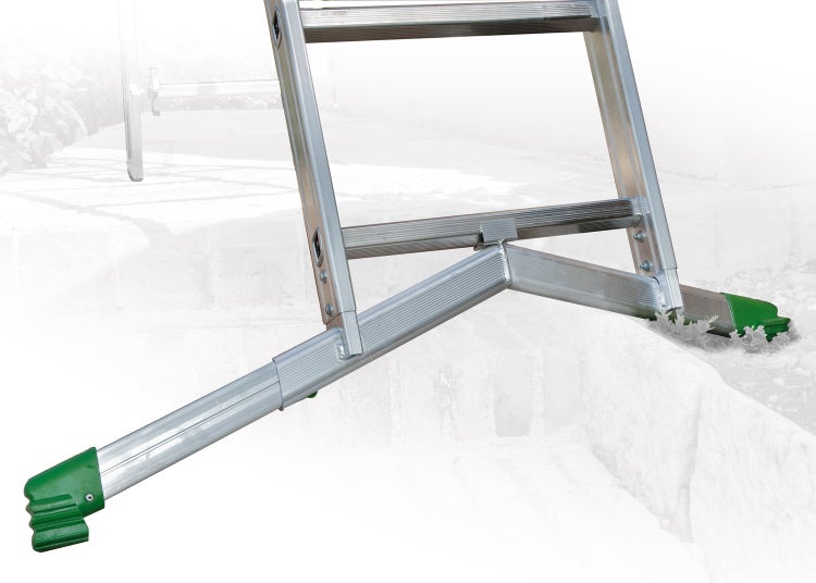 Detailansicht einer Aluminiumleiter mit ausziehbaren Füßen.