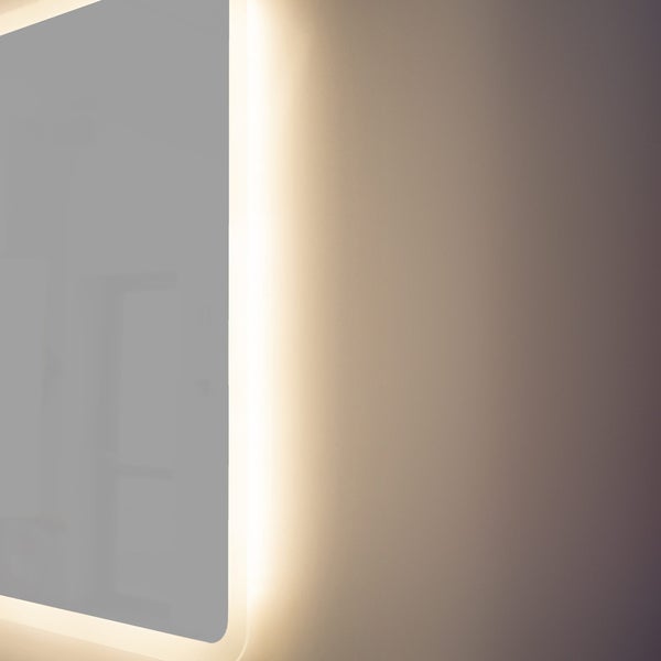 Detailansicht eines Spiegels mit integrierter LED-Beleuchtung und abgerundeten Ecken.