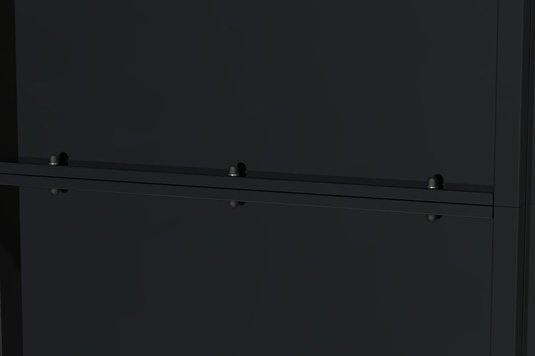 Detailaufnahme einer schwarzen Sichtschutzwand mit horizontaler Schiene und silberfarbenen Befestigungskappen.
