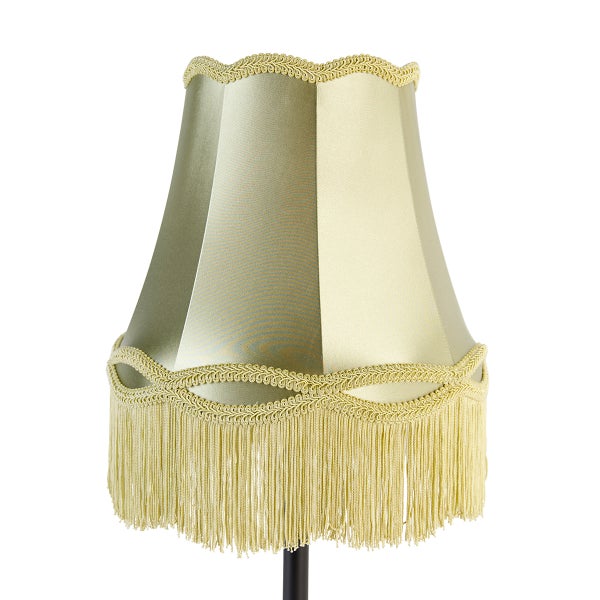 Klassischer Stofflampenschirm mit dekorativer Borte an den Kanten und langem Fransenbehang.