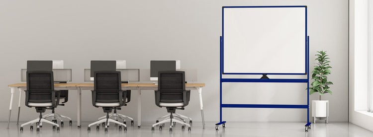 Mobiles Whiteboard mit blauem Rahmen in einem modernen Büro mit Schreibtischen, ergonomischen Stühlen und einer Pflanze.