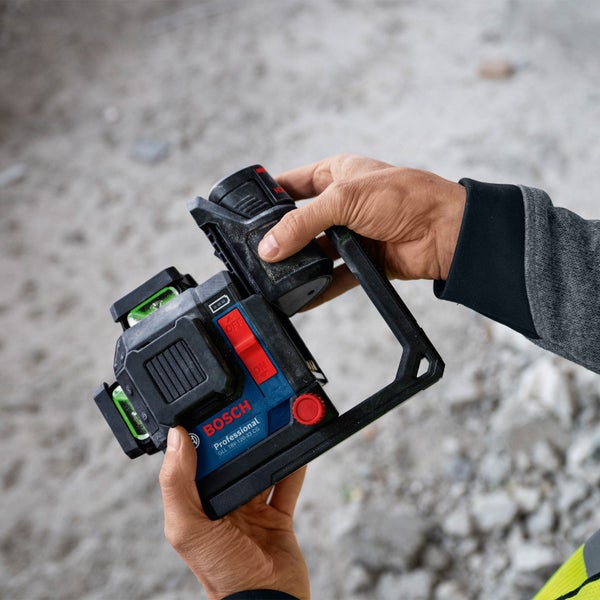 Ein Arbeiter wechselt die Batterie eines Bosch Professional Linienlasers.
