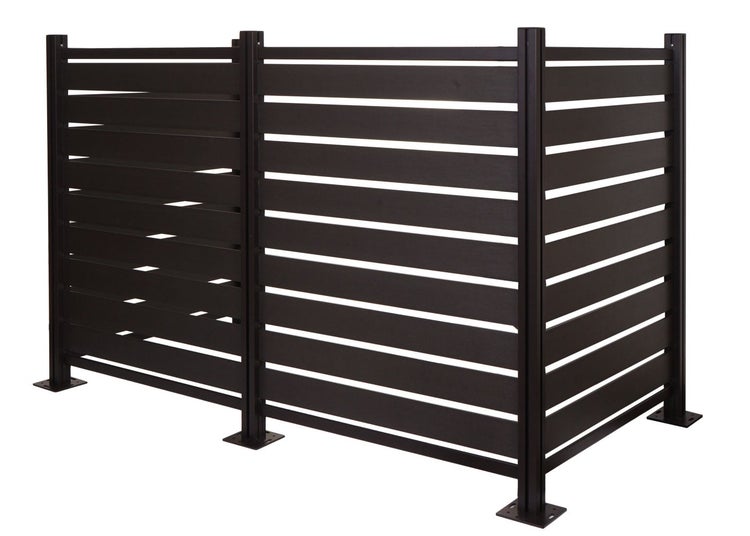 Dreiteiliger Sichtschutzzaun mit horizontalen Lamellen aus Holz-Kunststoff-Verbundwerkstoff, Metallpfosten und Bodenplatten.