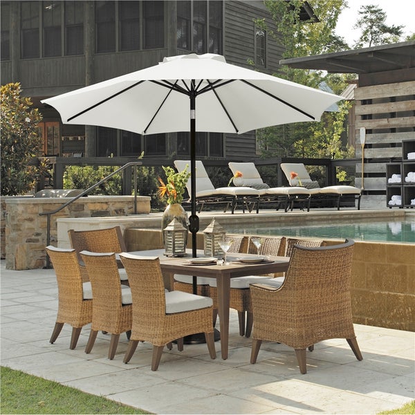 Essgruppe mit Sonnenschirm, Stühlen, Tisch und Liegestühlen am Pool