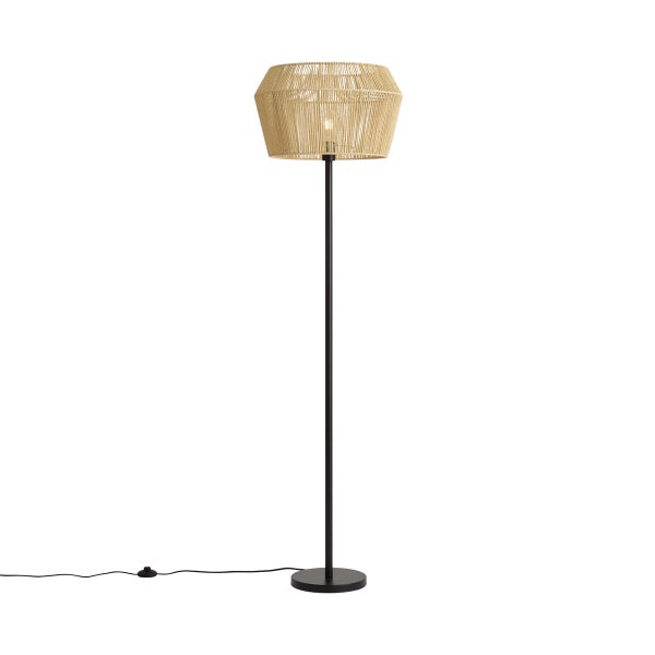 Stehlampe mit schwarzem Metallgestell und naturfarbenem Schirm aus gewickeltem Papierseil, inklusive Fußschalter.
