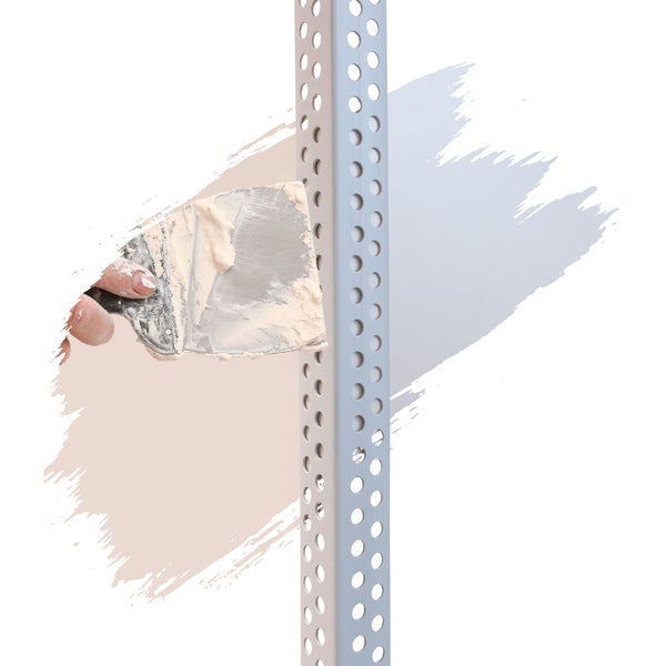 Auftragen von Spachtelmasse mit einem Spachtel auf eine gelochte Eckschutzschiene aus Metall für den Trockenbau.
