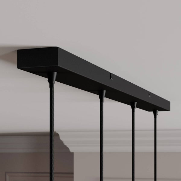 Schwarzer, rechteckiger Deckenbaldachin für Pendelleuchten mit vier schwarzen Textilkabeln.