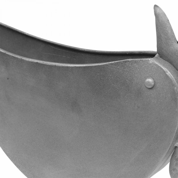 Detailansicht einer Pflanzschale in Vogelform aus Metall