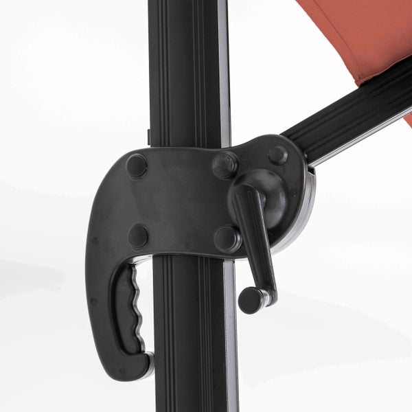 Vier grüne Metall-Barhocker im industriellen Stil mit quadratischer Sitzfläche und Fußstützen.