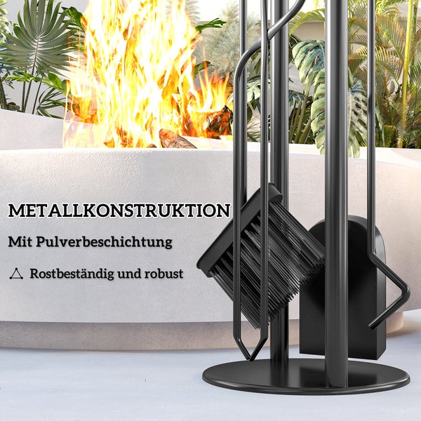 Kamingarnitur aus Metall mit Schaufel, Besen, Schürhaken und Ständer vor brennendem Kamin