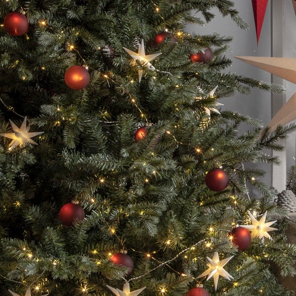 Geschmückter Weihnachtsbaum mit roten Kugeln, Sternen und Lichterkette