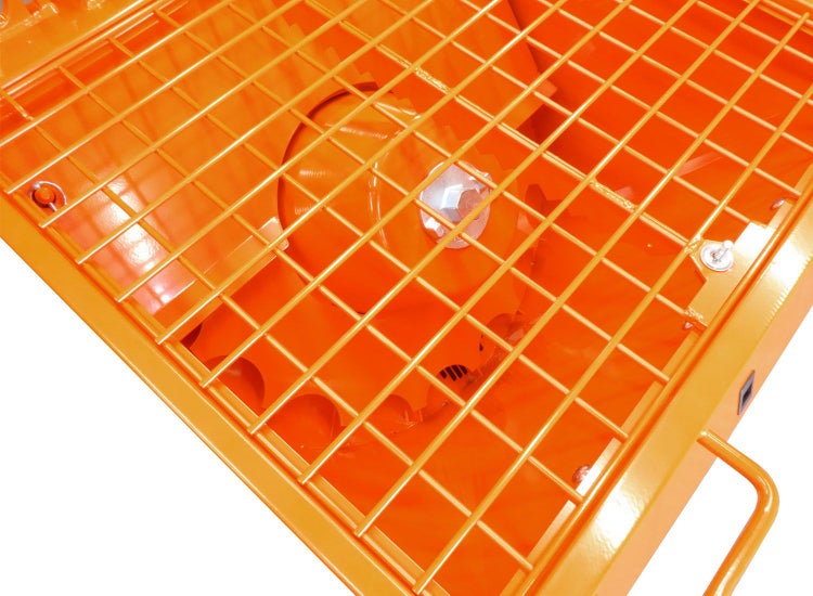 Orangefarbener Mischer mit Schutzgitter aus Metall und innenliegendem Mischwerkzeug.