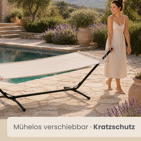Hängematte mit schwarzem Metallgestell auf einer Terrasse am Pool, von einer Frau mühelos verschoben, inklusive Kratzschutz.
