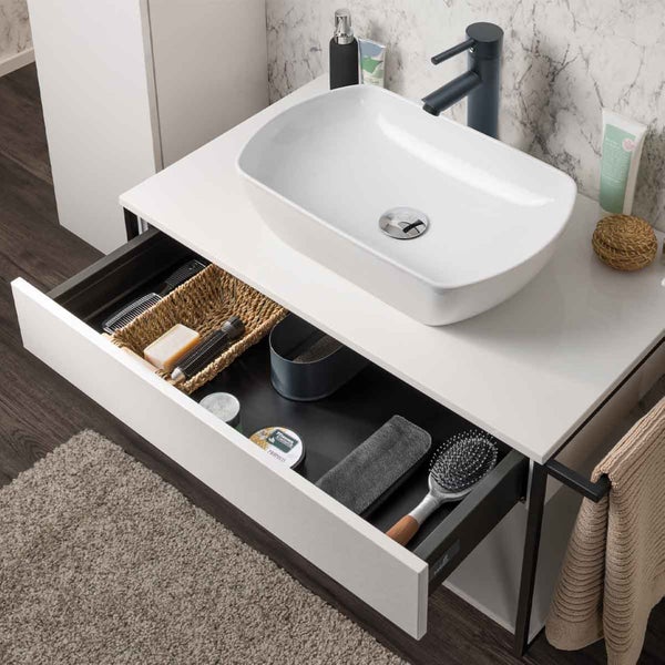 Waschtisch mit Aufsatzwaschbecken, Schublade und Handtuchhalter im Badezimmer