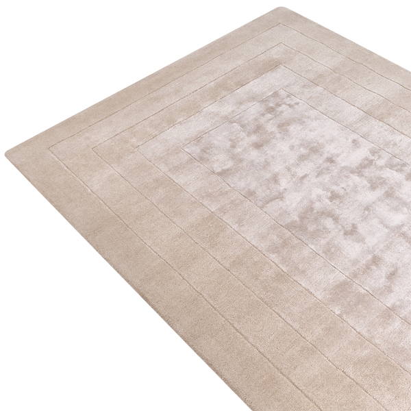 Beigefarbener Teppich mit rechteckigem Bordürenmuster und weicher Textur.