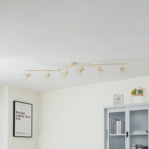 Deckenleuchte mit sechs Strahlern im Wohnzimmer