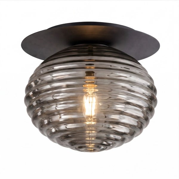 Deckenleuchte mit rundem geriffeltem Schirm aus Rauchglas und schwarzer Metallhalterung.