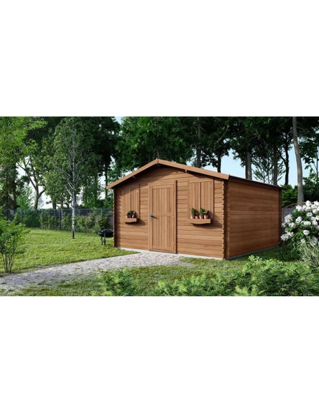 Holzgartenhaus mit Satteldach, einer Einzeltür und zwei Fenstern mit Fensterläden und Blumenkästen in einem Garten mit Rasen und Bäumen.