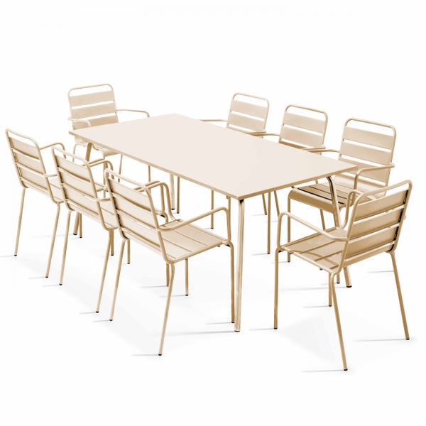 Beige Gartenmöbel-Set aus Metall bestehend aus einem rechteckigen Tisch und acht Stühlen mit Armlehnen und Latten-Design.