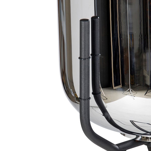 Detailansicht eines verspiegelten Artikels mit schwarzer Halterung