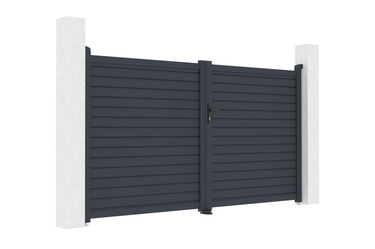 Zweiflügeliges Einfahrtstor aus anthrazitfarbenem Aluminium mit horizontalen Lamellen und Drückergarnitur.