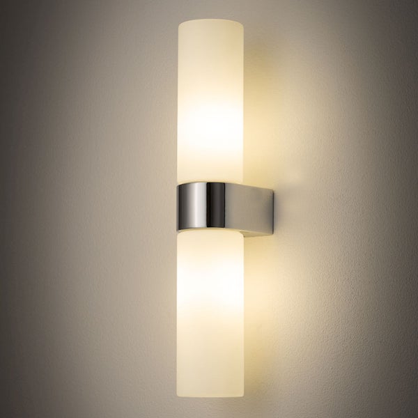 Wandleuchte mit zwei zylindrischen Lampenschirmen und Metallhalterung