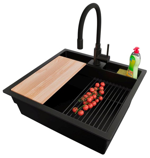 Schwarze Küchenspüle mit Armatur, Schneidebrett, Abtropfgitter und Spülmittel
