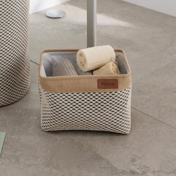 Eckiger Aufbewahrungskorb mit Netzmuster und Home-Etikett, gefüllt mit Schwamm und Tüchern auf einem Fliesenboden.