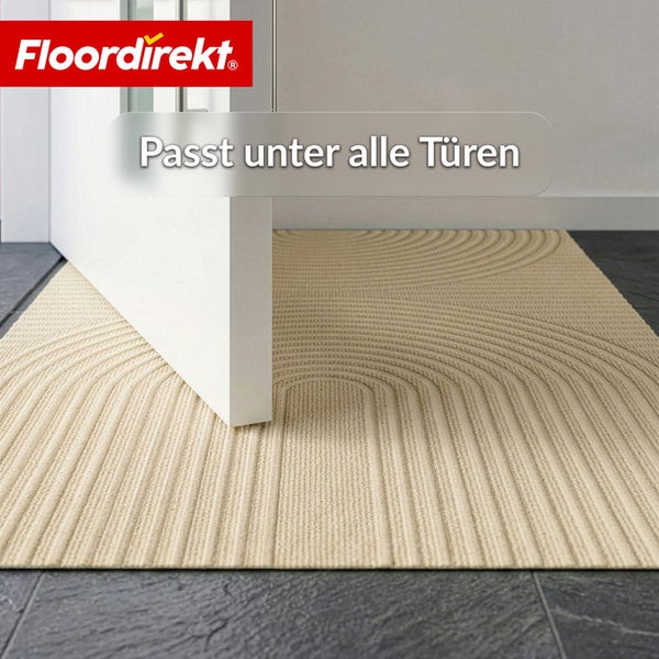 Floordirekt Logo. Flache Schmutzfangmatte mit Strukturmuster unter einer Zimmertür auf Fliesen. Passt unter alle Türen.