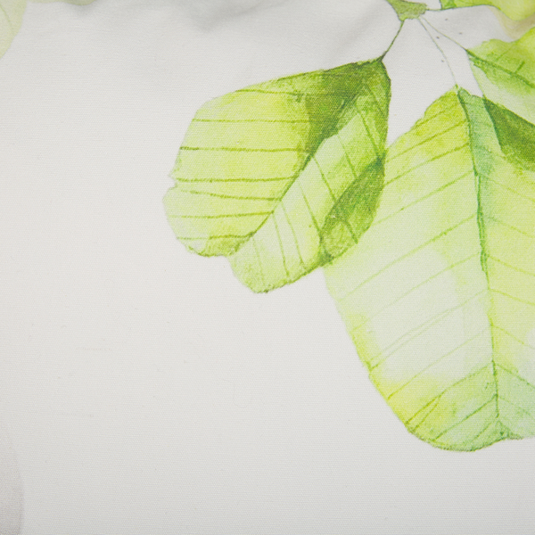 Detailansicht eines Textilgewebes mit einem aufgedruckten Blattmuster im Aquarellstil.