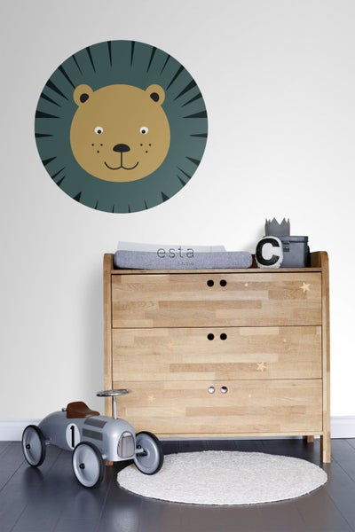 Kinderzimmer mit Wandtattoo Löwe, Kommode und Spielzeugauto