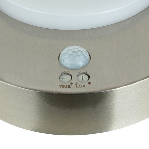 Detailansicht eines Bewegungsmelders mit Zeiteinstellungs- und Helligkeitssensor