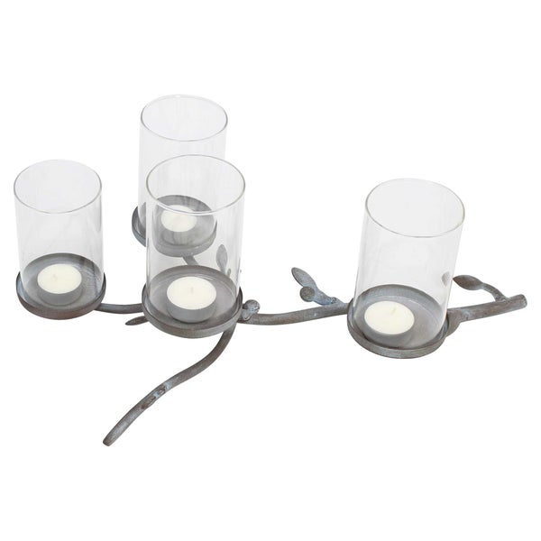 Windlicht mit vier Gläsern auf einem Metallgestell in Astform