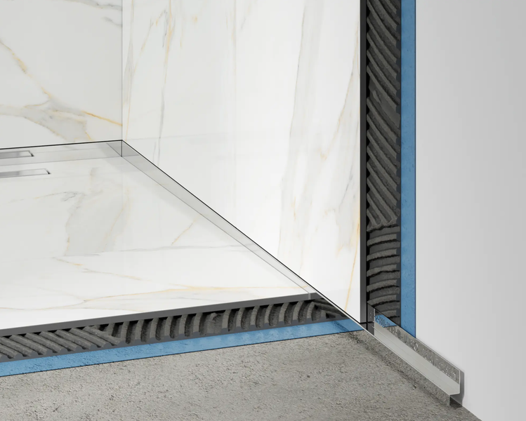 Einbau eines Duschrinnenprofils aus Edelstahl an einer gefliesten Wand und Boden mit Marmor-Optik und sichtbaren Schichten der Abdichtung.