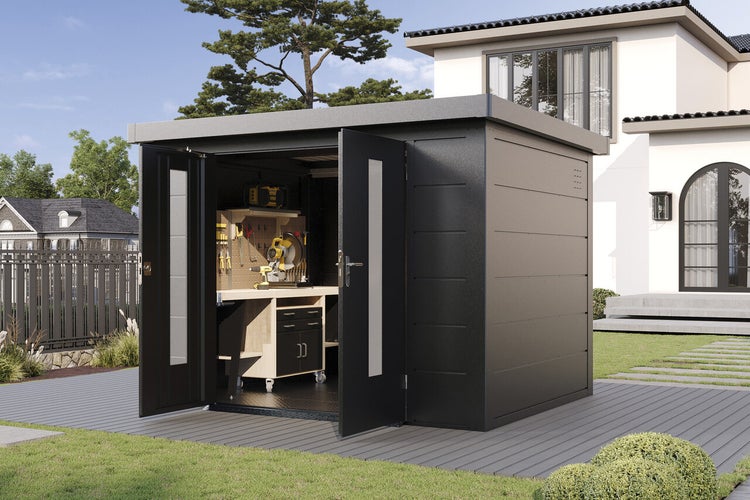Modernes Gartenhaus mit Flachdach und Doppeltür, offener Innenraum mit Werkbank und Werkzeugwand, ideal für Garten und Werkstatt.