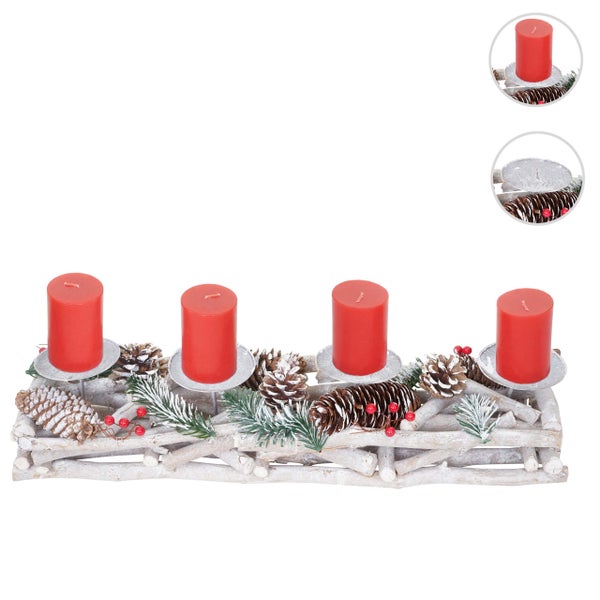 Adventsgesteck mit vier Kerzen, Tannenzapfen und Beeren auf einem Holztablett