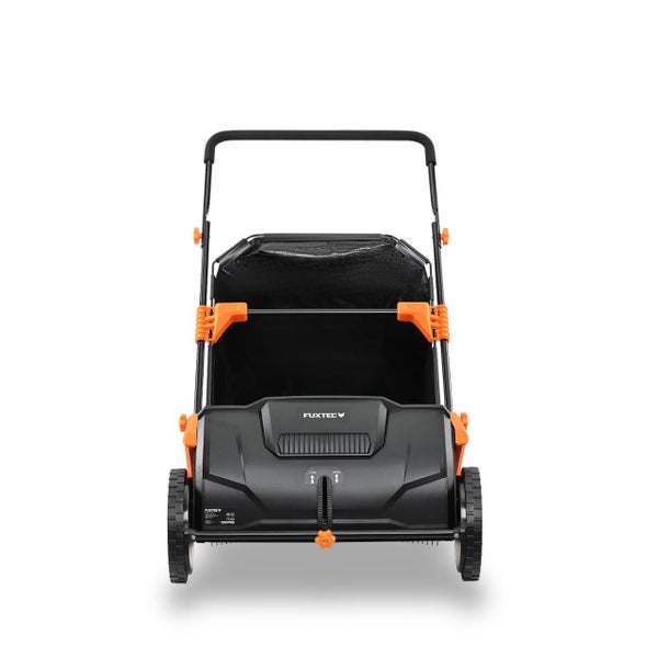 Fuxtec Laubkehrmaschine und Rasenkehrmaschine mit schwarzem Auffangsack und verstellbarem Schiebebügel.