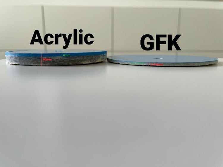 Vergleich von Acryl und GFK Materialien in Scheibenform mit Maßangaben zur Dicke