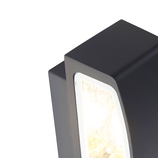 Nahaufnahme einer modernen Wandaußenleuchte in Schwarz mit rechteckiger Form und eingeschaltetem Licht.