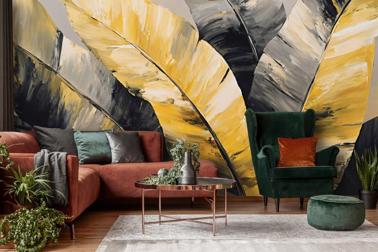 Wohnzimmer mit gemusterter Tapete, Sofa, Sessel und Tisch