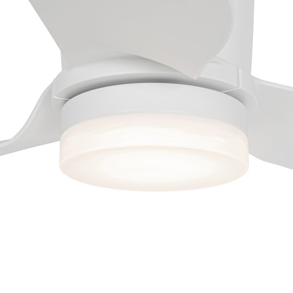 Weißer Deckenventilator mit integrierter Beleuchtung, Detailansicht der eingeschalteten Lampe.