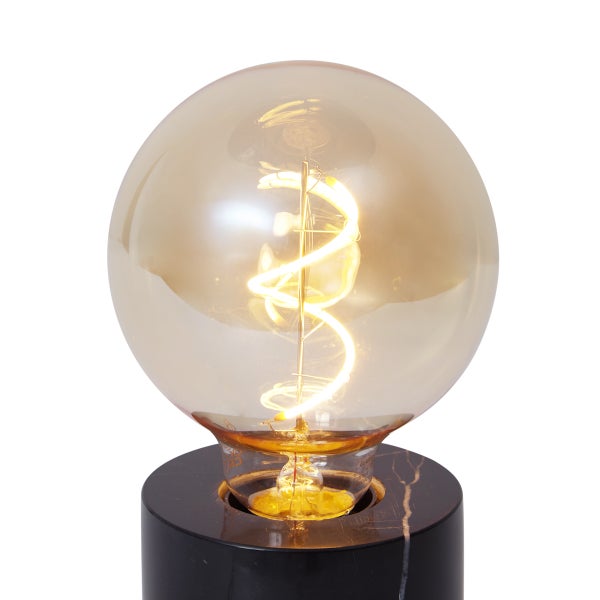 LED-Filament-Leuchtmittel in Globeform mit spiralförmigem Leuchtfaden und amberfarbenem Glas.