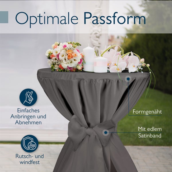 Grauer Stehtisch mit Husse, Blumenstrauß und Kerzen