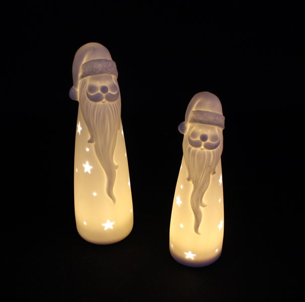 Zwei leuchtende Weihnachtsmannfiguren mit Sternenmuster für festliche Dekoration