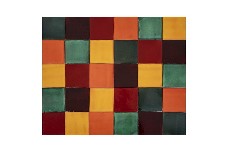 Muster aus quadratischen Fliesen in verschiedenen Farben