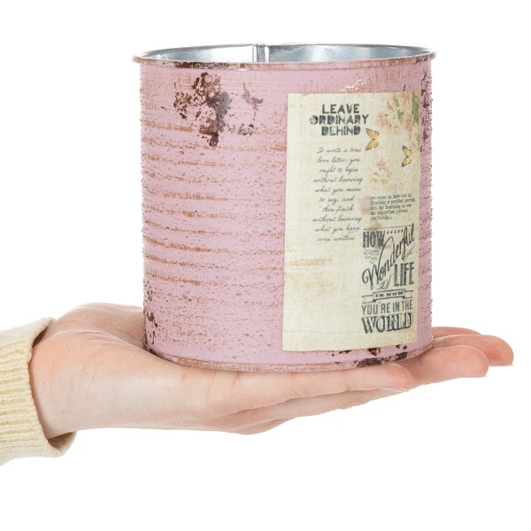 Dekorative Metalldose in Rosa im Vintage-Stil, präsentiert auf einer Hand zum Größenvergleich.