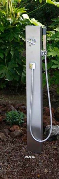 Moderne freistehende Gartenbrause Madeira aus Edelstahl mit Handbrause und Kreuzgriff in einer hellen Gartenanlage mit Bepflanzung und Steinen.