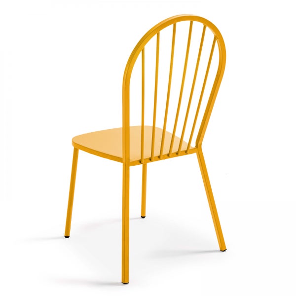 Gelber Metallstuhl mit bogenförmiger Sprossenrückenlehne und flacher Sitzfläche.