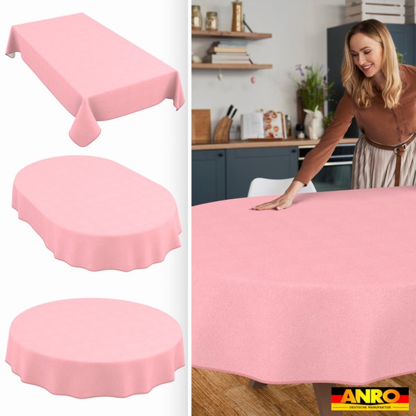 Rosa abwaschbare Tischdecken in verschiedenen Formen und eine Frau beim Tischdecken in einer hellen Küche. ANRO Logo.